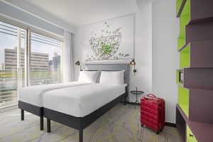 Улучшенный двухместный номер с двумя кроватями с видом на город